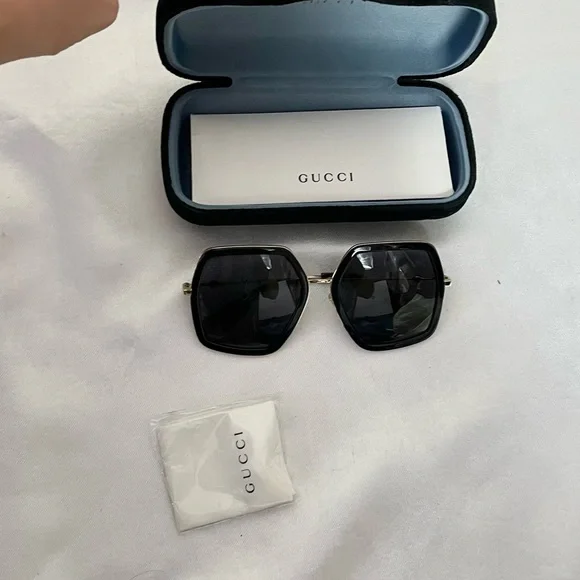 Gicci sunglasses oversized black logo sides butterfly 100  display picture 2